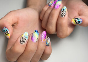 летен маникюр с цветя - academy.kodiprofessional.bg